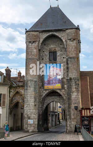 Porte De Bourgogne vista dal ponte sul fiume Loing di Moret-sur-Loing, Seine-et-Marne, Île-de-France regione di nord-Francia centrale Foto Stock