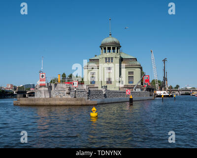 Praga, Repubblica Ceca - 8 Giugno 2019: MVE Stvanice stile Art Nouveau centrale idroelettrica sul fiume Vltava a Praga, Boemia, Repubblica Ceca Foto Stock