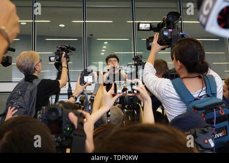 Pro-democrazia attivista Joshua Wong parla di manifestanti dopo il suo rilascio. Pro-democrazia attivista Joshua Wong è stato rilasciato dalla prigione come manifestanti continuano ad occupare il Consiglio legislativo zona di ingresso di un giorno dopo la massiccia rally. Secondo gli organizzatori, circa 2 milioni di persone hanno partecipato al rally per protestare contro il disegno di legge in materia di estradizione. Foto Stock