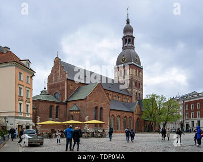 Riga, Lettonia, 02 maggio: i turisti a piedi in piazza duomo di fronte alla Cattedrale del Duomo nella parte vecchia di Riga, il 02 maggio, 2019. Foto Stock