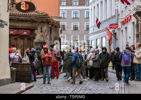 Riga, Lettonia, 02 maggio: i turisti a piedi lungo una delle strade vicino al ristorante medievale Rozengrals nella parte vecchia di Riga, il 02 maggio, 2019. Foto Stock