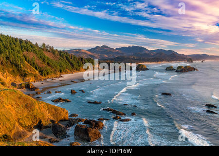 Tramonto sulla costa vicino a Cannon Beach, Oregon, Stati Uniti d'America Foto Stock