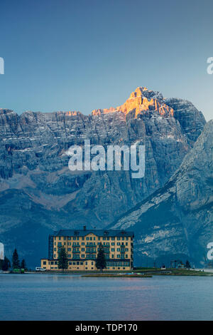 Le Marmarole e il Sorapiss gruppi dolomitici in prima torre faro sul lago Misurina, Belluno, Veneto, Italia Foto Stock