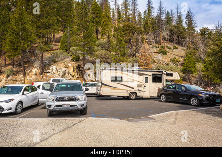Parco Nazionale di Yosemite, STATI UNITI D'AMERICA - Aprile 1, 2019: automobili parcheggiate nel Parco Nazionale di Yosemite. In California, negli Stati Uniti. Foto Stock