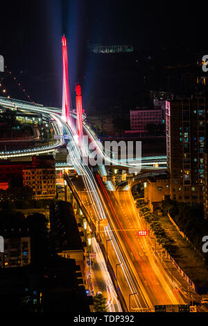 Vista notturna di Yichang a Xi il Ponte sul Fiume Yangtze, provincia di Hubei Foto Stock