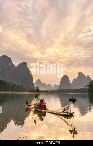 Pescatore sul fiume Li Foto Stock