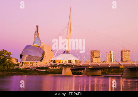 Winnipeg skyline da san Bonifacio che mostra il Red River, Esplanade Riel Bridge e Museo Canadese per i Diritti Umani; Winnipeg, Manitoba, Canada Foto Stock