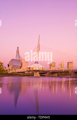 Winnipeg skyline da san Bonifacio che mostra il Red River, Esplanade Riel Bridge e Museo Canadese per i Diritti Umani; Winnipeg, Manitoba, Canada Foto Stock