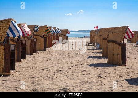 Colorate sedie a sdraio sulla spiaggia in bel tempo Foto Stock