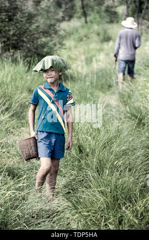 Un gran numero di giovani e persone di mezza età in remote aree montagnose andare fuori per lavoro e alcuni bambini lasciano dietro la montagna e township scuole e tornare a casa ogni vacanza per sperimentare la vita rurale. Presto si spegneranno per studiare con il collegio ingresso esame, quindi fare una vita in città e non potrà mai tornare alla terra. Foto Stock