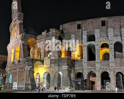 Roma, Italia - 16 giugno 2019 - Colosseo vista notturna sul giorno di estate Foto Stock