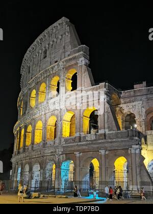 Roma, Italia - 16 giugno 2019 - Colosseo vista notturna sul giorno di estate Foto Stock