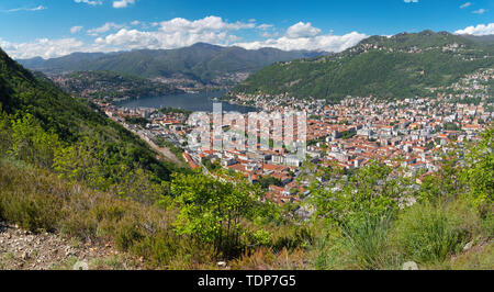 Como - La città tra i monti e il lago di Como. Foto Stock