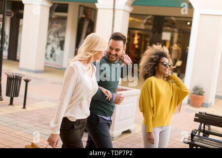 Gruppo di felice i giovani nella città di borse per lo shopping Foto Stock