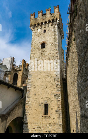 Dettaglio del Castello Scaligero di Sirmione (Castello di Sirmione), a partire dal XIV secolo in riva al lago di Garda, Sirmione, Italia Foto Stock
