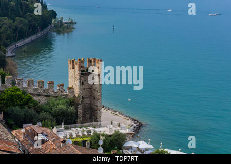 Dettaglio del Castello Scaligero di Sirmione (Castello di Sirmione), a partire dal XIV secolo in riva al lago di Garda, Sirmione, Italia Foto Stock