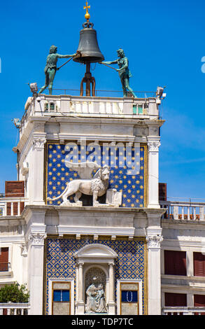 Vista a Mori colpisce le ore in cima alla piazza San Marco Itinerari Segreti di Palazzo Ducale a Venezia, Italia Foto Stock