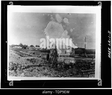 Fotocopia della c. 1906 fotografia scattata a fronte di piantagione lungo il Bayou Lafourche mostra steam alimentato pila autista guida pile per edificio non identificato foundation; edificio in background è chiesa battista di nero per i lavoratori. - La Valle di alloro piantagione di zucchero, State Route 308, Thibodaux, parrocchia di Lafourche, LA; Barker, Frank; Boudreaux, Etienne; De alesaggio, Etienne; Knobloch, argilla; Lepine, J Wilson; Lepine, Wilson; Tucker, Giuseppe; Tucker, George Washington; Tucker, Giuseppe Pennington; Tucker, Caleb Tucker, William P; Wormald, Burch un; Lowe, Jet; Leslie, Paolo Foto Stock
