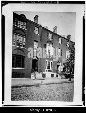 Fotocopia di ca. 1870 foto mostra 228 Sud Ninth Street nel centro, lungo con ora-demolito rowhouses identici. Questa vista è riprodotto in H.M. Pierce Gallagher Robert Mills, architetto del Monumento di Washington 1781-1855, pubblicato nel 1935 dalla Columbia University Press. La foto è stata ripresa da Filippo B. Wallace. Nota originale di anta di finestra, incluse le luci di posizione, in tripla windows. Anche la nota elevata china con ringhiere in ferro battuto e ritaglio di 228 Sud Ninth Street. Tapparelle su 228 Sud Ninth Street non può essere determinata come parte del piano originale di Robert Mills. - Joseph Sims House, 2 Foto Stock