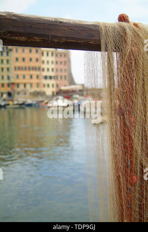 CAMOGLI, Italia, 1 maggio 2006 - barche colorate nel porto di Camogli; con estesa rete da pesca; provincia di Genova, Liguria, costa mediterranea, Italia Foto Stock