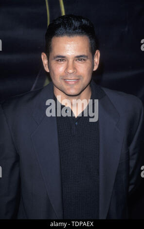 20 nov 1997, Los Angeles, CA, Stati Uniti d'America; attore RAYMOND CRUZ al ventesimo anniversario lo screening di 'Alien: Risurrezione".. (Credito Immagine: Chris Delmas/ZUMA filo) Foto Stock