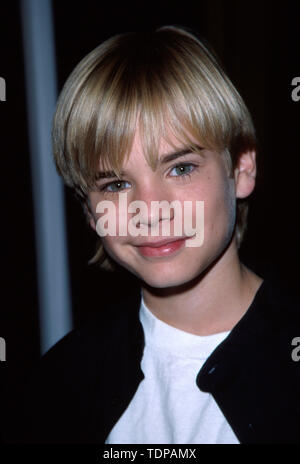 Nov 11, 1998; Los Angeles, CA, Stati Uniti d'America; l'attore David GALLAGHER @ la premiere di 'Non so ancora cosa hai fatto la scorsa estate.". (Credito Immagine: Â© Chris Delmas/ZUMA filo) Foto Stock