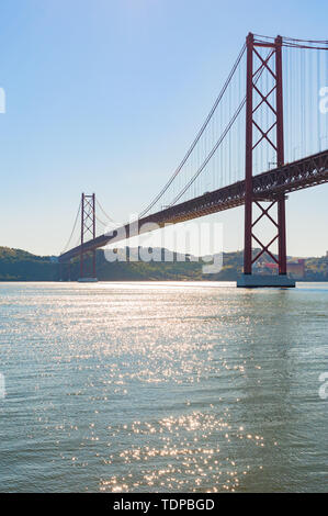 Il Liberty Memorial Bridge a Lisbona, Portogallo, 25 aprile. Foto Stock