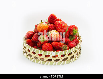 Fragole fresche in un cestello di bambù. Foto Stock