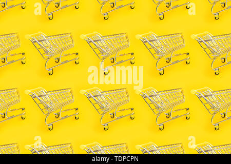 Carrello di shopping su sfondo giallo. Moderno design alla moda per un qualsiasi scopo Foto Stock