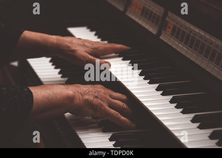 Vista ravvicinata di un organista riproduzione di un organo Foto Stock