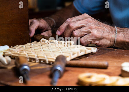 Carpenter con scalpello nelle mani sul banco di lavoro Foto Stock