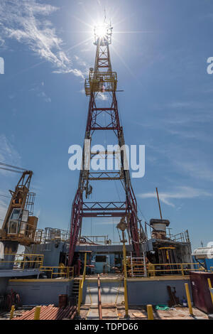 Morgan City, Louisiana - La torre di trivellazione di 'Mr. Charlie,' un offshore Oil Rig di perforazione che è ora un luogo di attrazione turistica e centro di formazione. 'Mr. Char Foto Stock