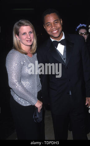 Feb 18, 1999; Los Angeles, CA, Stati Uniti d'America; attore Cuba Gooding JR. E mia moglie @ AFI saluta Dustin Hoffman.. (Credito Immagine: Chris Delmas/ZUMA filo) Foto Stock