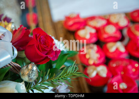 Red rose fiori . Rose rosse fiori con festival di san Valentino e splendidi bouquet di sfocatura sullo sfondo . 8 marc . Bellissime rose rosse dei fiori . Soft Foto Stock