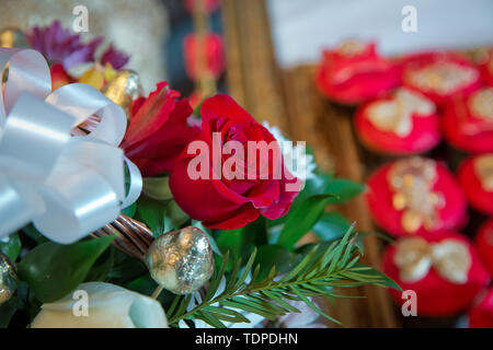 Red rose fiori . Rose rosse fiori con festival di san Valentino e splendidi bouquet di sfocatura sullo sfondo . 8 marc . Bellissime rose rosse dei fiori . Soft Foto Stock