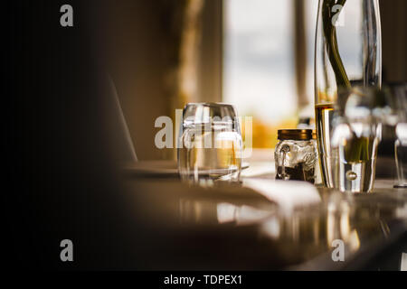 Tabella decorazioni sedersi su un lucido tavolo di vetro. Foto Stock