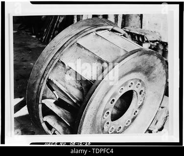 (Dalla Stazione 'L' i file office, Portland, Oregon) Fotografo sconosciuto, c.1930 ruota di turbina, nota usurata benne - Portland General Electric Company, Stazione L, 1841 Southeast Water Street, Portland, Multnomah County, o Foto Stock