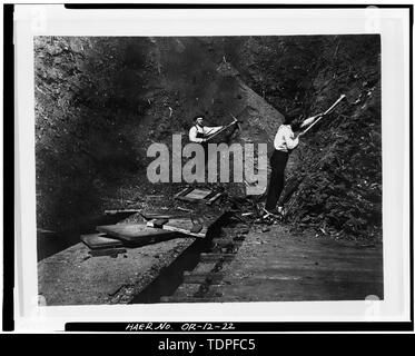 (Dalla Stazione 'L' i file office, Portland, Oregon) Fotografo sconosciuto, c.1930 lavoratori rastrellatura segatura sui convogliatori, segatura per essere trasportati alla caldaia forni - Portland General Electric Company, Stazione L, 1841 Southeast Water Street, Portland, Multnomah County, o Foto Stock