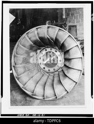 (Dalla Stazione 'L' i file office, Portland, Oregon) Fotografo sconosciuto, c.1930 indossato RUOTA DI TURBINA - Portland General Electric Company, Stazione L, 1841 Southeast Water Street, Portland, Multnomah County, o Foto Stock