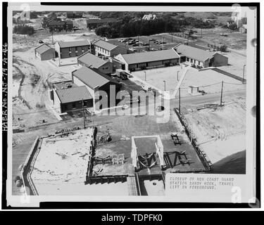 (Originale nella collezione di U.S. Coast Guard Sandy Hook Stazione, Sandy Hook, NJ), fotografo sconosciuto, circa 1977 vista aerea guardando a nord, dettaglio orientale della struttura docking travel lift, Boat House e la stazione - STATI UNITI Coast Guard Sandy Hook stazione docking occidentale struttura, a ovest di intersezione di Canfield Road e unità Hartshorne, altopiani, Monmouth County NJ Foto Stock