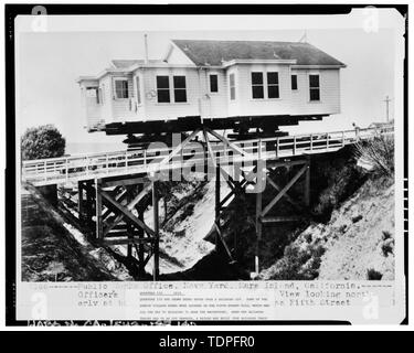 (Originale si trova a Mare isola archivi). Fotografo originale sconosciuto. Vista dell'Edificio 133 essendo spostata; 1933. - Mare isola Cantiere Navale, Est della navata centrale rigido, Vallejo, Solano County, CA Foto Stock