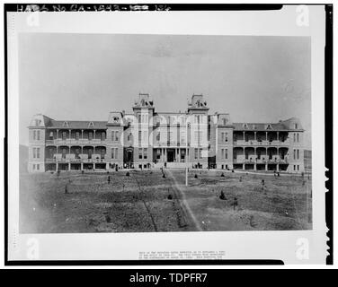 (Originale si trova a Mare isola archivi). Fotografo originale sconosciuto. Vista di ospedale originale; CA. 1880. - Mare isola Cantiere Navale, Est della navata centrale rigido, Vallejo, Solano County, CA Foto Stock