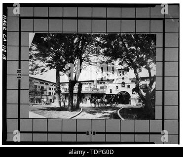 (Stampa originale al Riverside biblioteca di storia locale di raccolta), fotografo e data sconosciuta. Vista della missione INN, settimo ingresso dalla strada - California patrimonio di agrumi Progetto di registrazione, Riverside, Riverside County, CA Foto Stock