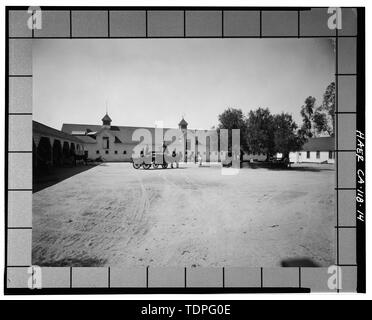 (Stampa originale al Riverside biblioteca di storia locale di raccolta), fotografo e data sconosciuta. Vista di OSBORNE CAMP e maneggio, Arlington Heights FRUIT COMPANY - California patrimonio di agrumi Progetto di registrazione, Riverside, Riverside County, CA Foto Stock