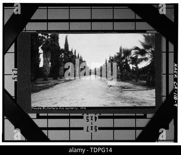 (Originale stampa alla libreria Riveside, storia locale raccolta), fotografo sconosciuto, ca. 1916. Vista di MAUDE STREET PRESSO IL VICTORIA AVENUE GUARDANDO VERSO SUD - California patrimonio di agrumi Progetto di registrazione, Riverside, Riverside County, CA Foto Stock