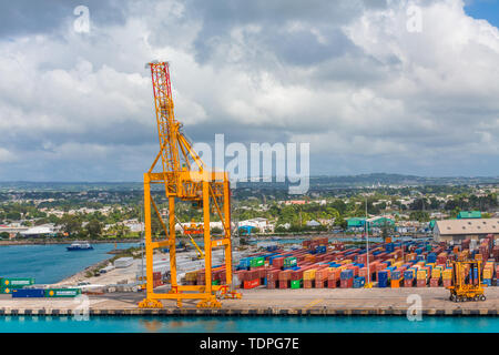 BRIDGETOWN, BARBADOS - Dicembre 9, 2016: Cargo portano ora la maggior parte del mondo cargo e le più grandi navi container può trasportare oltre 21.000 unità di Foto Stock