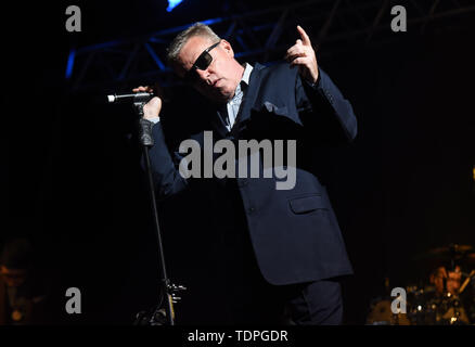 Londra ska band follia di eseguire come parte del Jockey Club Eglinton musica notte presso l'Aintree Racecourse di Liverpool, in Inghilterra il 17 maggio 2019 dotate di: suggs dove: Liverpool, Regno Unito quando: 17 maggio 2019 Credit: Graham Finney/WENN Foto Stock