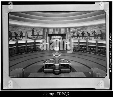 CONCOURSE, guardando ad ovest dal secondo livello balcone, orologio e edicola in centro, stazione CONCOURSE-SALA DI ATTESA A DISTANZA - Cincinnati Union Terminal, 1301 Western Avenue, Cincinnati, Hamilton County, OH Foto Stock