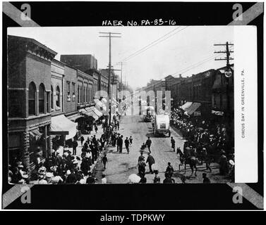 Fotocopia della cartolina. DOWNTOWN GREENVILLE sul Circo giorno, CA. 1910. (Originale in Greenville Area storica Società) - College Avenue Bridge, Pennsylvania Route 58- via legislativa 82 spanning piccolo fiume Shenango, Greenville, Mercer County, PA; Cantone ponte Comapny; Burnside L E; Hodge ha Manufacturing Company; Bessemer e il Lago Erie Railroad; Pennsylvania Department of Transportation; GAI consulenti, Inc, storico; Lininger Studio, fotografo; camera oscura, Inc, fotografo; Bauman, Giovanni, storico; Lininger, Gwen, fotografo; McHugh, William P, fotografo; Shaw, Dan, fotografo; Ye Foto Stock