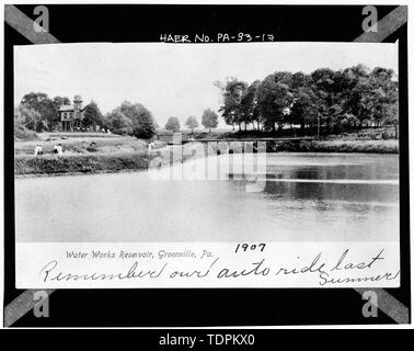 Fotocopia della cartolina. GREENVILLE acquedotto serbatoio sulla strada HADLEY, CA. 1907. (Originale in Greenville Area storica Società) - College Avenue Bridge, Pennsylvania Route 58- via legislativa 82 spanning piccolo fiume Shenango, Greenville, Mercer County, PA; Cantone ponte Comapny; Burnside L E; Hodge ha Manufacturing Company; Bessemer e il Lago Erie Railroad; Pennsylvania Department of Transportation; GAI consulenti, Inc, storico; Lininger Studio, fotografo; camera oscura, Inc, fotografo; Bauman, Giovanni, storico; Lininger, Gwen, fotografo; McHugh, William P, fotografo; Shaw, Dan, pho Foto Stock